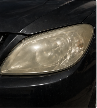Faro automotriz amarillento con pérdida de transparencia por oxidación del policarbonato