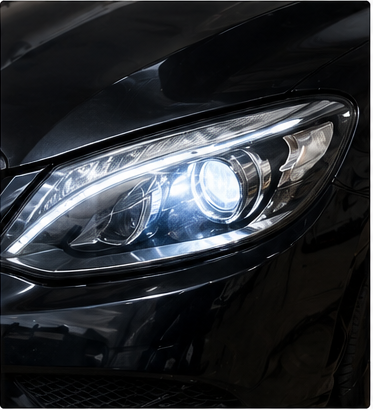 Faro automotriz restaurado con alta transparencia y correcta emisión lumínica