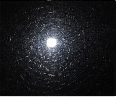 Pintura automotriz negra con swirls y microarañazos visibles bajo luz directa