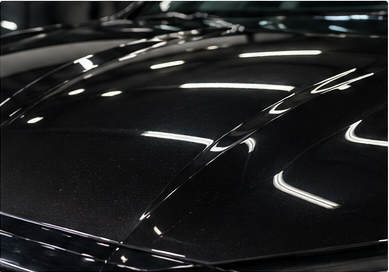 Reflexión especular sobre pintura automotriz negra después de corrección y pulido